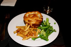Meat pie with chips and veggies